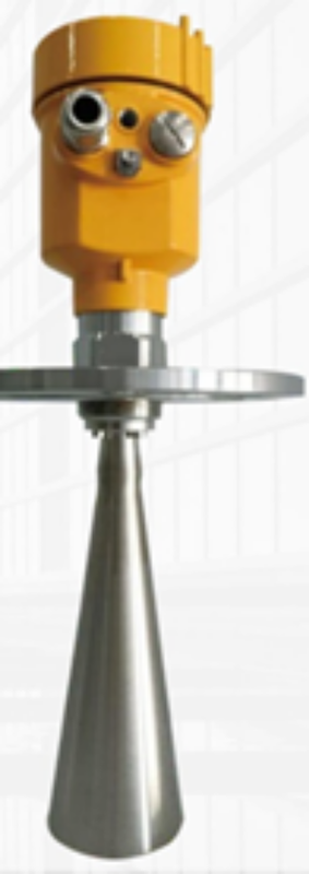 Horn-antenna radar level transmitter, flanged process connection.